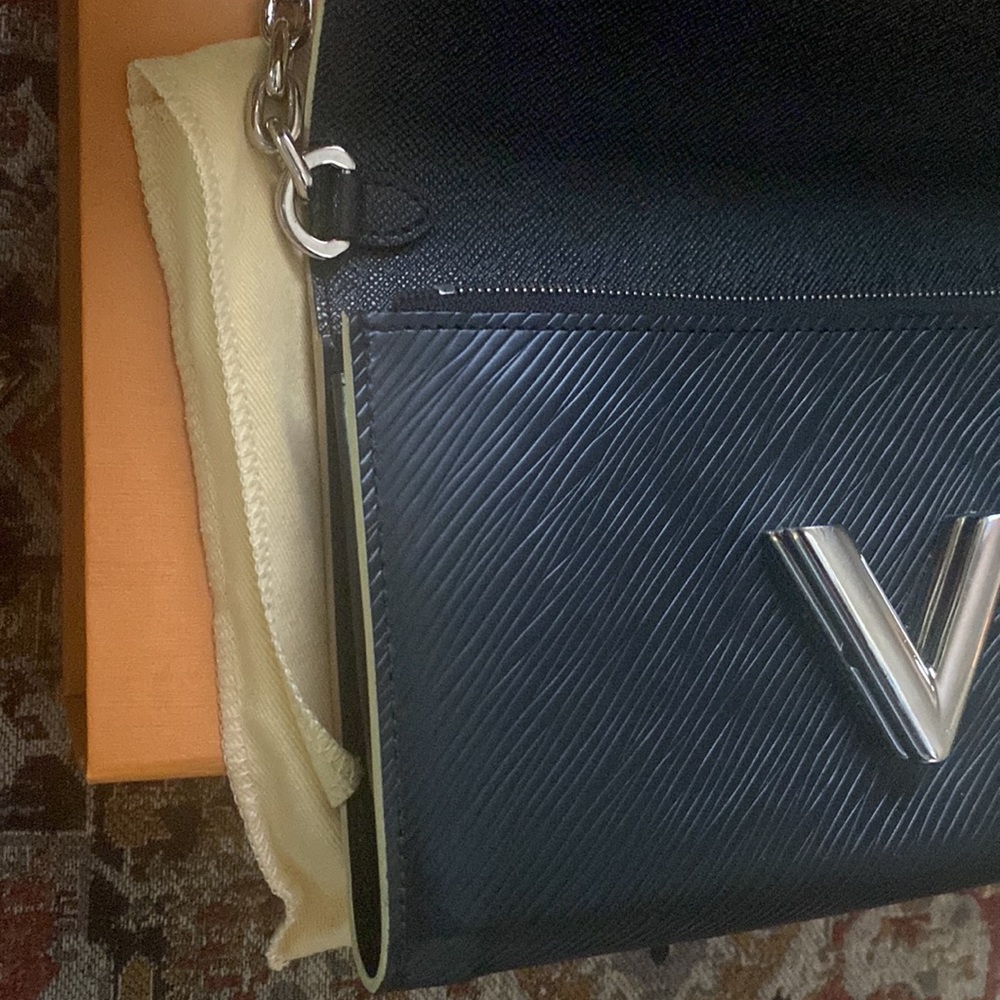 LOUIS VUITTON Epi World Tour Lock Twist crossbodybag/clutch LIMITED EDITION - Picture 9 of 13